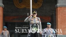 *Jamin Keamanan Jelang Nyepi Dan Idul Fitri, Polda Bali Gelar Apel Kesiapan KRYD*

Memastikan stabilitas keamanan dan ketertiban masyarakat (Kamtibmas) tetap kondusif menjelang perayaan Hari Raya Nyepi Caka 1948 dan Idul Fitri 1447 H, Polda Bali melaksanakan Apel Kesiapan personel di Halaman Depan Mapolda Bali, Senin (9/3/2026).

Kegiatan rutin yang ditingkatkan (KRYD) ini merupakan langkah proaktif Polri dalam mengantisipasi potensi kerawanan keamanan di Pulau Dewata pada hari-hari besar Keagamaan.

Bertindak selaku Pimpinan Apel, Kepala Biro Operasi (Karo Ops) Polda Bali, Kombes Pol. Soelistijono, S.I.K., M.H., dalam arahannya mengatakan KRYD ini digelar untuk menjaga keamanan dan ketertiban masyarakat menjelang perayaan Hari Raya Nyepi dan Idul Fitri. 

“Kegiatan ini dilaksanakan melalui peningkatan patroli di sejumlah titik rawan, pengamanan tempat ibadah, pusat keramaian, serta pemeriksaan kendaraan guna mengantisipasi berbagai potensi gangguan Kamtibmas,” ujar Karo Ops Polda Bali.

“Selain itu, personel juga melakukan kegiatan preventif dan preemtif dengan memberikan imbauan kepada masyarakat untuk bersama-sama menjaga keamanan lingkungan,” sambungnya.

Kombes Pol. Soelistijono, S.I.K., M.H., juga menyebut langkah ini merupakan bentuk komitmen Kepolisian Daerah Bali dalam memberikan rasa aman dan nyaman bagi masyarakat yang akan melaksanakan rangkaian ibadah dan perayaan hari besar keagamaan di Bali.