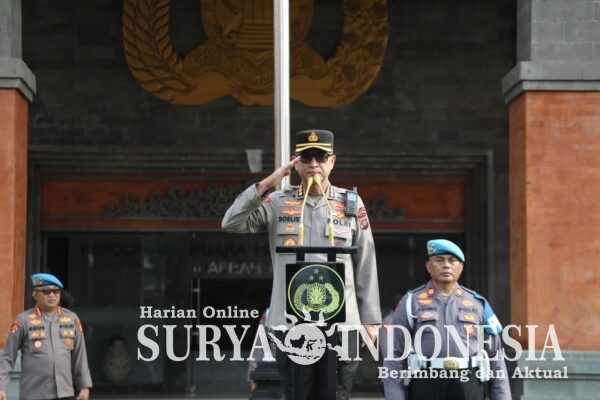 *Jamin Keamanan Jelang Nyepi Dan Idul Fitri, Polda Bali Gelar Apel Kesiapan KRYD*

Memastikan stabilitas keamanan dan ketertiban masyarakat (Kamtibmas) tetap kondusif menjelang perayaan Hari Raya Nyepi Caka 1948 dan Idul Fitri 1447 H, Polda Bali melaksanakan Apel Kesiapan personel di Halaman Depan Mapolda Bali, Senin (9/3/2026).

Kegiatan rutin yang ditingkatkan (KRYD) ini merupakan langkah proaktif Polri dalam mengantisipasi potensi kerawanan keamanan di Pulau Dewata pada hari-hari besar Keagamaan.

Bertindak selaku Pimpinan Apel, Kepala Biro Operasi (Karo Ops) Polda Bali, Kombes Pol. Soelistijono, S.I.K., M.H., dalam arahannya mengatakan KRYD ini digelar untuk menjaga keamanan dan ketertiban masyarakat menjelang perayaan Hari Raya Nyepi dan Idul Fitri. 

“Kegiatan ini dilaksanakan melalui peningkatan patroli di sejumlah titik rawan, pengamanan tempat ibadah, pusat keramaian, serta pemeriksaan kendaraan guna mengantisipasi berbagai potensi gangguan Kamtibmas,” ujar Karo Ops Polda Bali.

“Selain itu, personel juga melakukan kegiatan preventif dan preemtif dengan memberikan imbauan kepada masyarakat untuk bersama-sama menjaga keamanan lingkungan,” sambungnya.

Kombes Pol. Soelistijono, S.I.K., M.H., juga menyebut langkah ini merupakan bentuk komitmen Kepolisian Daerah Bali dalam memberikan rasa aman dan nyaman bagi masyarakat yang akan melaksanakan rangkaian ibadah dan perayaan hari besar keagamaan di Bali.
